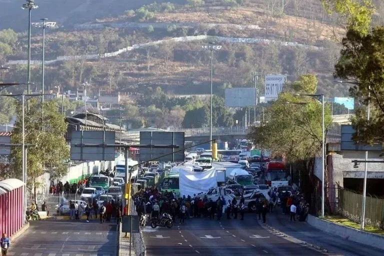 Transportistas advierten con colapsar la CDMX el 2 de junio; exigen aumento a la tarifa