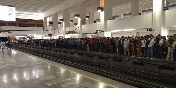 Ante bloqueo de transportistas en Cdmx, colapsa Línea A del Metro