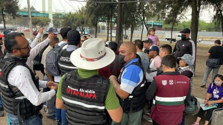 Bloquen la calzada Zaragoza por desaparición de Lidia en Neza