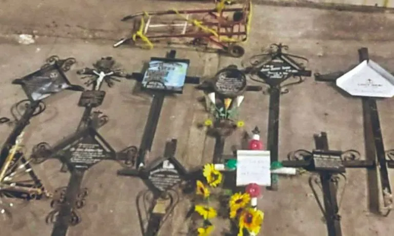 Caen dos hombres por extraer huesos y robar cruces de metal en panteón de Iztapalapa
