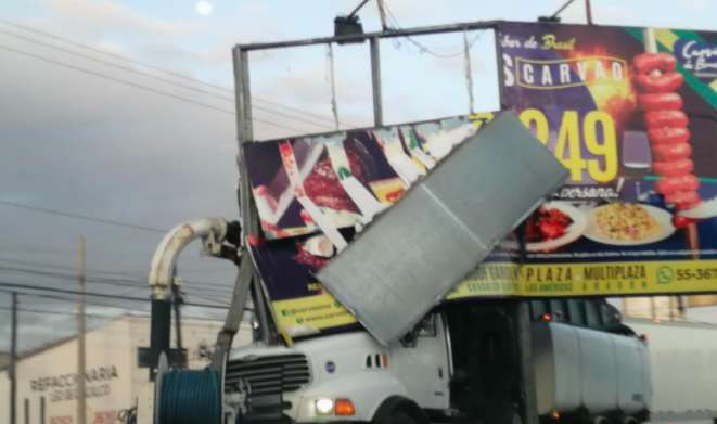 Camión se sube a camellón y destroza espectacular en Coacalco