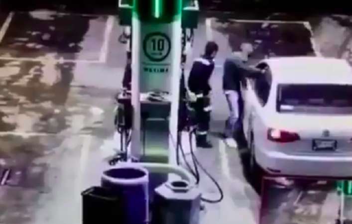 Con tanque lleno le roban su auto en gasolinera