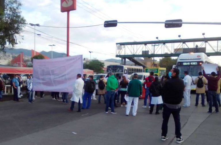 Empleados del IMSS provocan caos vial, bloquean avenida Morelos en Ecatepec