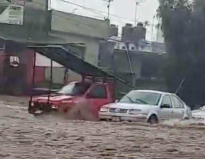 Fuertes inundaciones azotan a Ecatepec