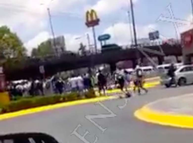 Se desata riña entre jóvenes en estacionamiento de centro comercial de Coacalco