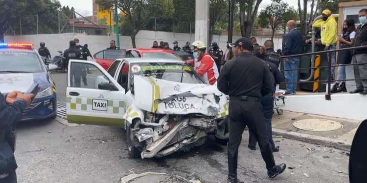 Tras persecución por reporte de robo se impacta contra taxi en Toluca
