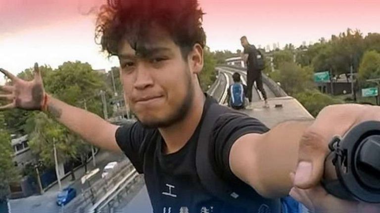 Jóvenes arriesgan sus vidas viajando en techo del Metro de la CDMX