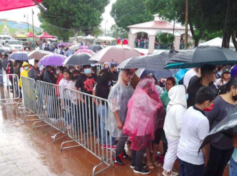 Ni los petardos ni la lluvia impiden a simpatizantes de votar en Coacalco
