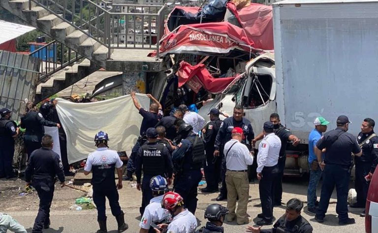 Tráiler impacta contra puestos ambulantes en carretera Naucalpan Toluca