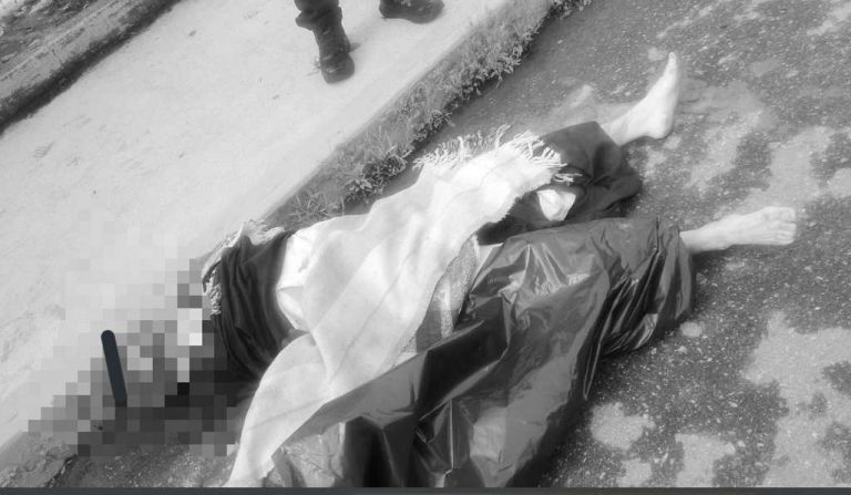 Abandonan un cuerpo encobijado en calles de Coacalco