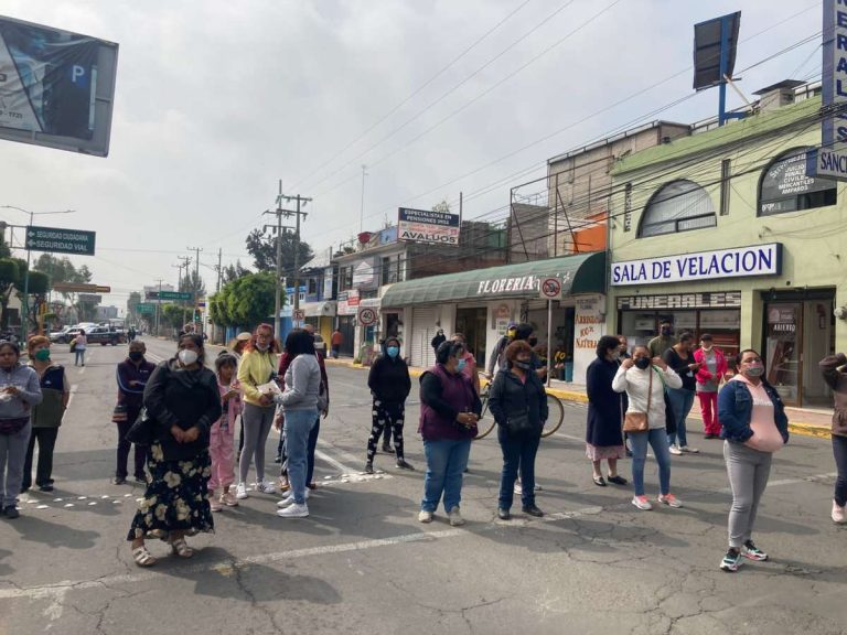 Caos vial en el centro de Ecatepec, vecinos demandan agua 2