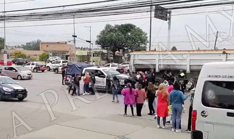 Familiares se manifiestan y policias de Coacalco los retiran