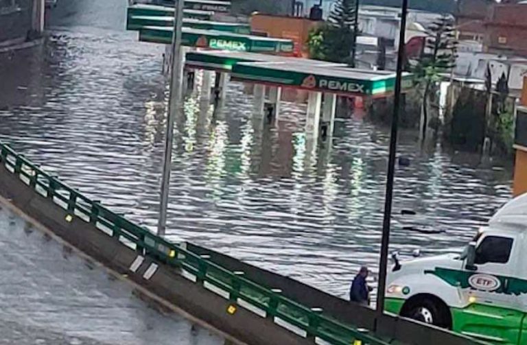 Fuerte lluvia provoca inundaciones en Tlalnepantla