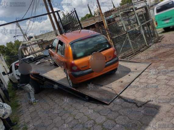 Hallan fusil tipo ar 15 al interior de auto abandonado en Coacalco