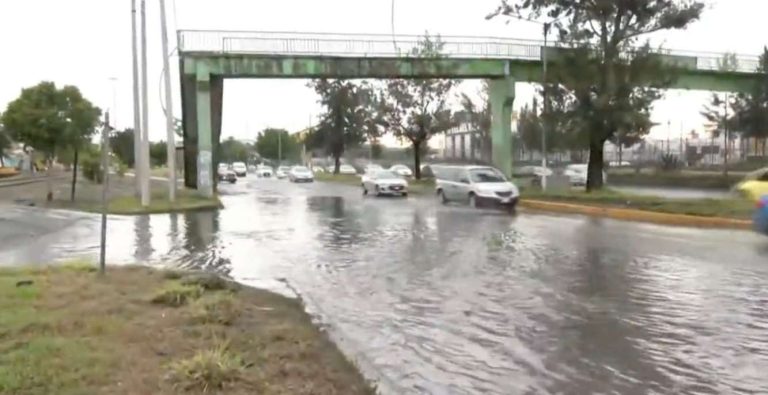 La lluvia de este martes provocó una inundación en la avenida Central, Neza