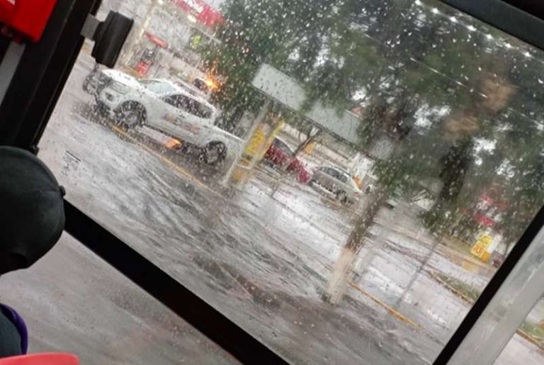 Lluvia provoca inundaciones y caos vial en López Portillo