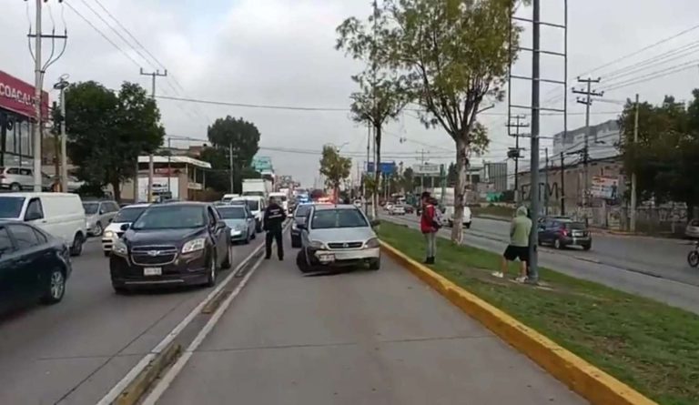 Termino impactado después de invadir carril del Mexibús en Coacalco