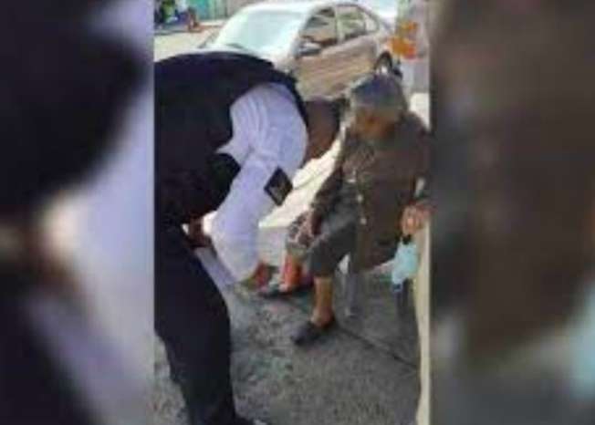 Tras desmayo policías ayudan a abuelita a regresar a su casa
