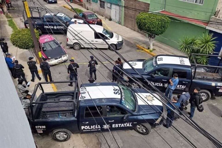 Abandonan embolsado dentro de un taxi en Ecatepec