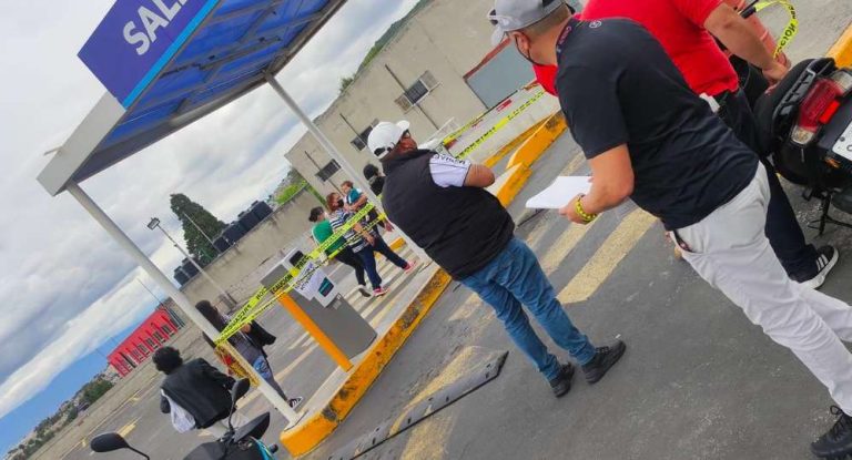 Autoridades clausuran estacionamiento de plaza Coacalco
