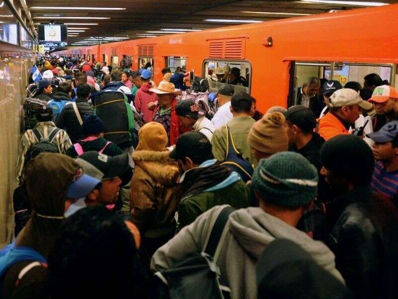 Caos en Línea 2 del Metro tras suspensión de servicio