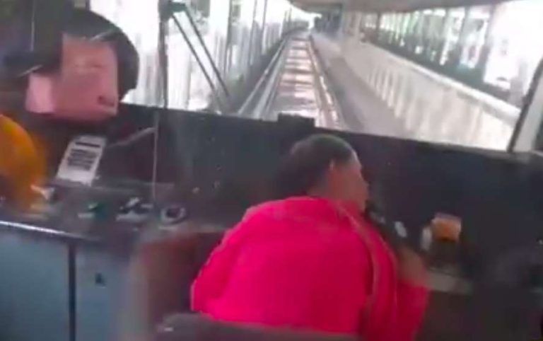 Captan a mujer durmiendo en cabina del conductor del Metro