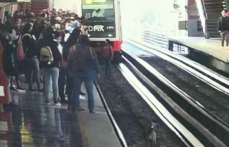 Detienen a hombre por descender a vías del Metro para rescatar a perro
