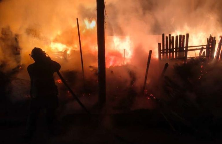 Fuerte incendio se registró esta madrugada en una maderería en Ecatepec