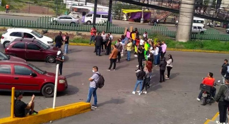 Locatarios exigen reabrir estacionamiento de plaza Coacalco
