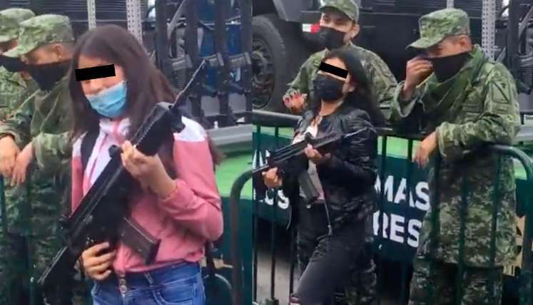 Militares prestan armas de fuego a los asistentes del desfile en el Zócalo