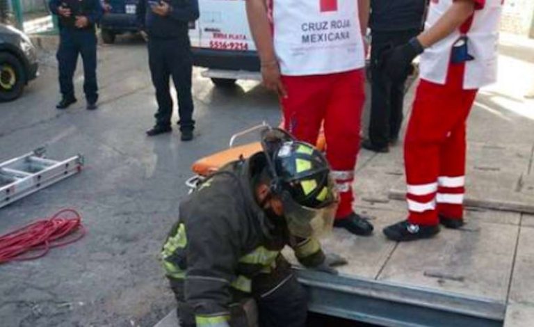 Mujer cae dentro de registro de CFE en la Miguel Hidalgo