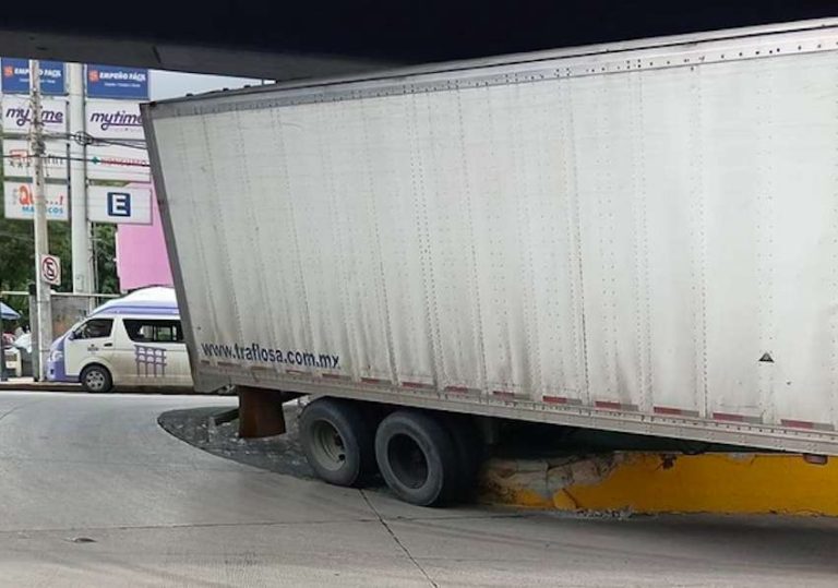 Usuarios reportan trailer atorado debajo de puente en Coacalco 4