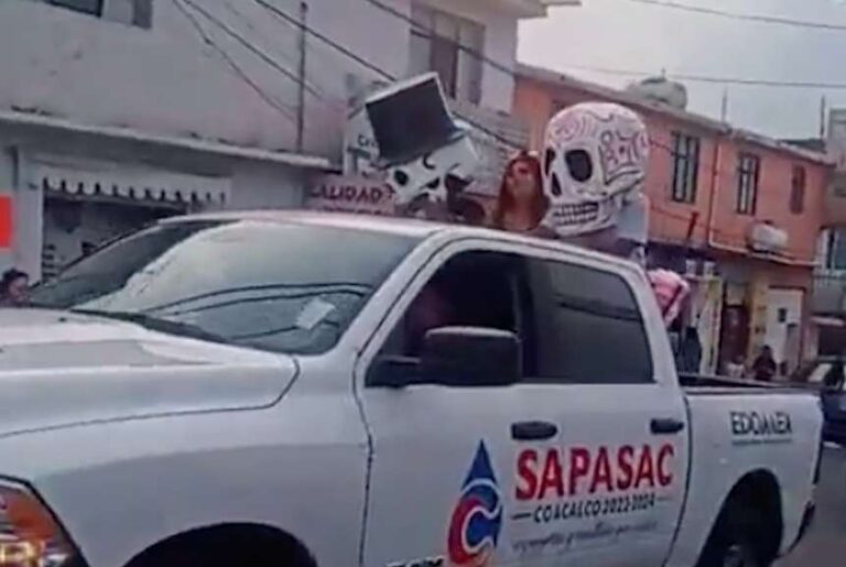 Queremos agua!!!, gritan vecinos de Coacalco durante desfile de día de muertos