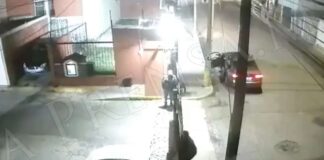 Así sujetos forzan el portón para intentar robar auto en Coacalco