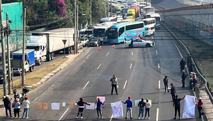 Bloqueo en la autopista México Pachuca por desaparición de una menor de edad
