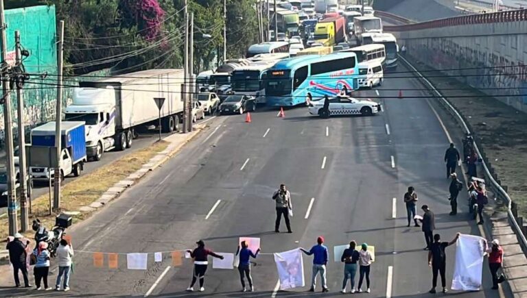 Bloqueo en la autopista México Pachuca por desaparición de una menor de edad