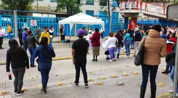 Caos en la López Portillo por cierre debido a una manifestación de maestros