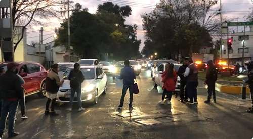 Caos vial provoca bloqueo en Calzada la Virgen