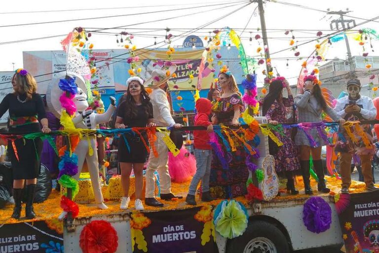 Caos vial provoca desfile de Dia de Muertos en calles y avenidas del municipio de Coacalco