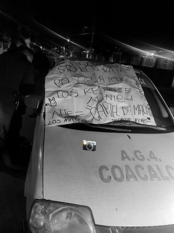 Dejan embolsado y destazado a uno en taxi con manta en Coacalco
