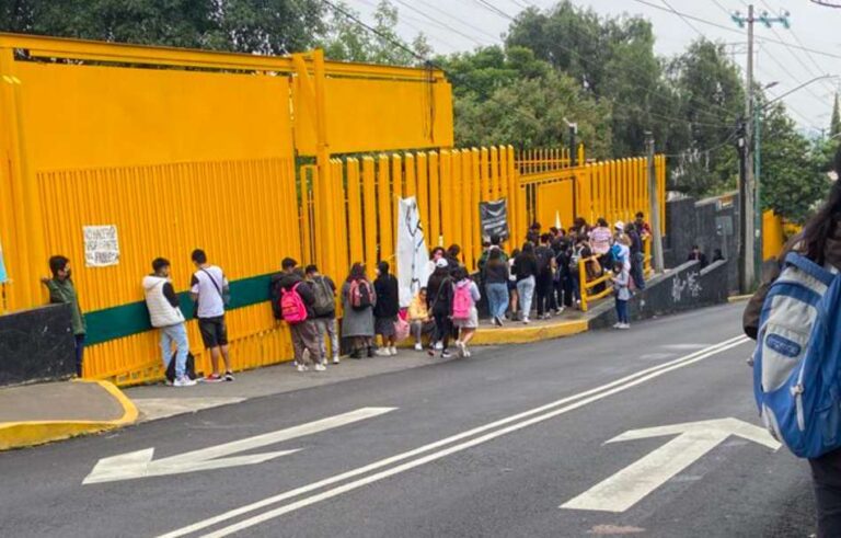 Encapuchados toman las instalaciones del CCH Vallejo, Naucalpan