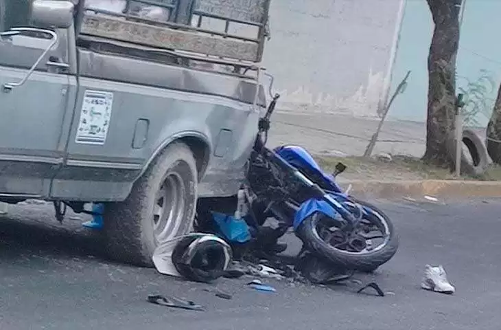 Motociclista con casco en el brazo muere al estamparse en Neza