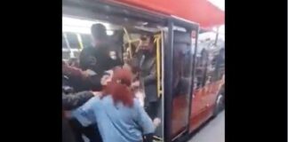 Mujeres «borrachas» se trenzan con policías en el Metrobús de la CDMX