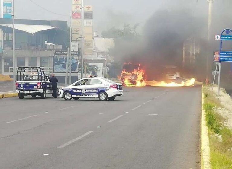 Se incendia unidad de transporte público en Naucalpan