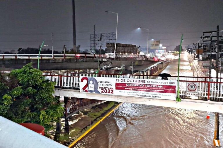 Sin paso, totalmente inundada la vialidad José López Portillo