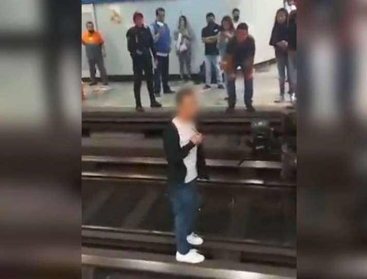 Turista chino causa pánico al bajar a las vías del Metro CDMX