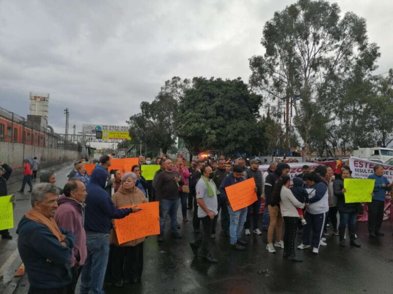 Vecinos de Ecatepec bloquean vialidad para exigir a gobierno agua