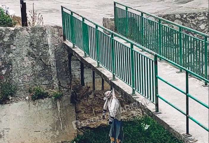 Vecinos se alarman por la aparición de un supuesto cuerpo colgando de un puente en Naucalpan 1