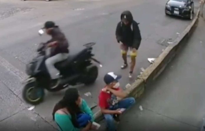 Así moto ratones arrebatan celular a madre e hijo en calles de Naucalpan