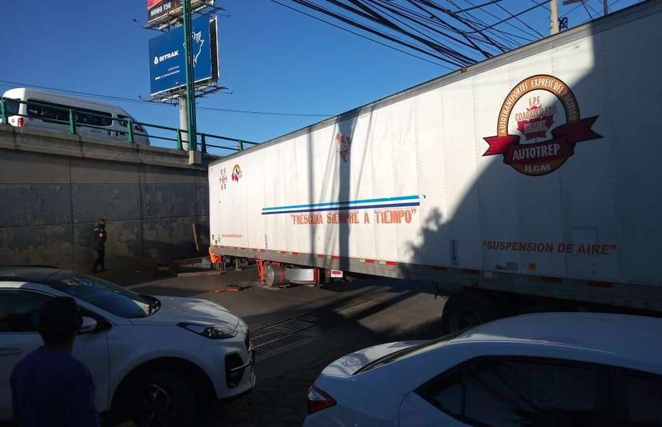 Caja de trailer provoca caos vial sobre la vialidad López Portillo 1